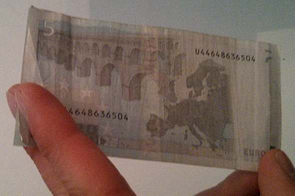 Der alte und der neuen fünf Euro Schein liegen aufeinander. Ergebnis: Gleiche Größe